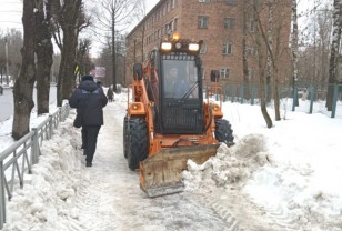 В Смоленске расчищают тротуары на улице Румянцева