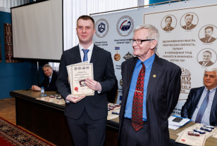 Сотрудник смоленского «Кристалла» стал лучшим молодым инженером России 