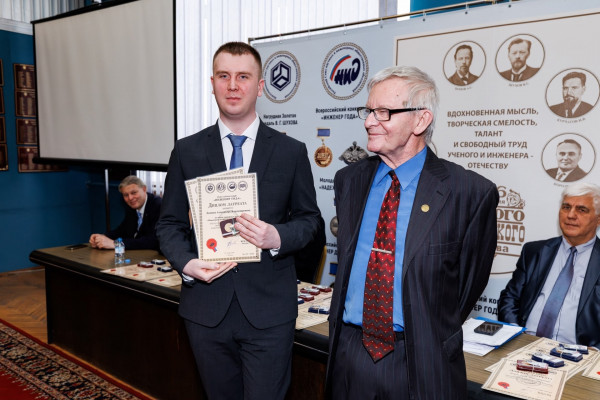 Сотрудник смоленского «Кристалла» стал лучшим молодым инженером России 