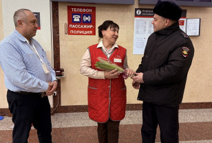 В Смоленске транспортная полиция поздравила женщина с 8 Марта