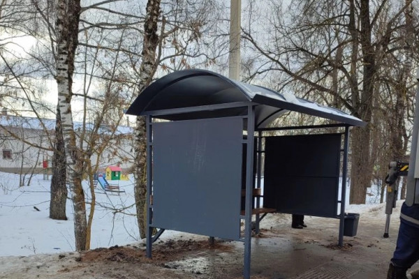 В Смоленске заменили остановочный павильон в посёлке Миловидово