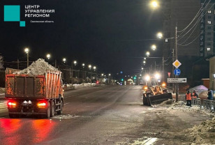 Ночью в Смоленске снег убирали 44 единицы техники и 57 человек