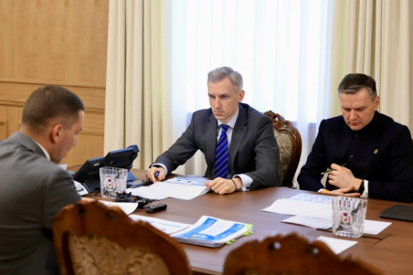 Василий Анохин провёл рабочую встречу с руководителем Управления Росреестра по Смоленской области Артёмом Костиным