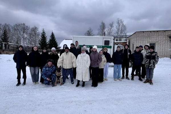 Сафоновским школьникам рассказали о службе в УФСИН и показали спецтехнику