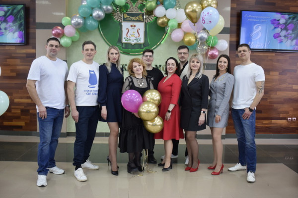 Смоленские таможенники поздравили коллег-женщин с праздником 8 Марта