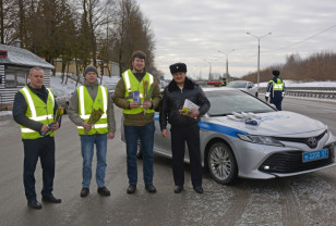 В Смоленской области прошла праздничная акция «Цветы для автоледи»