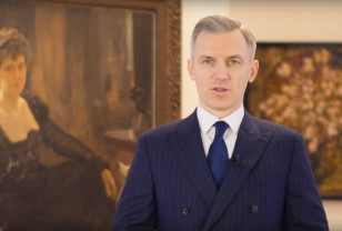 Губернатор Василий Анохин поздравил смолянок с праздником