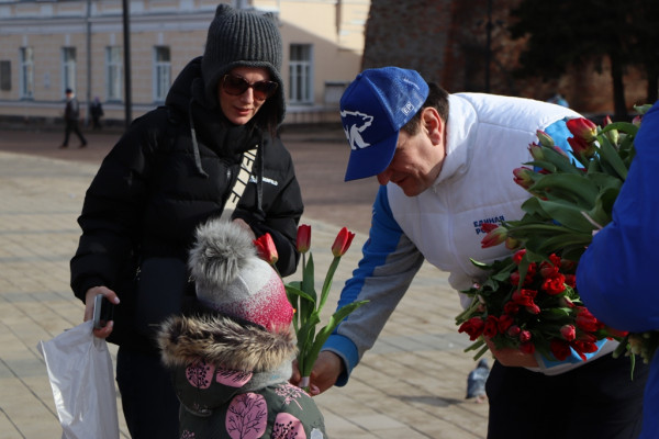 «Единая Россия» верна красивой традиции: смолянкам вручили цветы в честь Международного женского дня