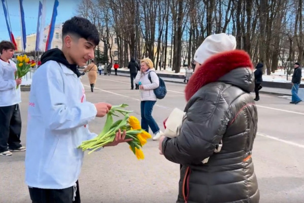 В Смоленске волонтёры провели традиционную акцию «Вам, любимые»