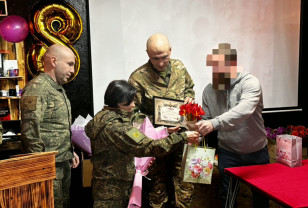 Помощники депутата Госдумы Артёма Турова поздравили с 8 Марта девушек, несущих службу в зоне проведения СВО