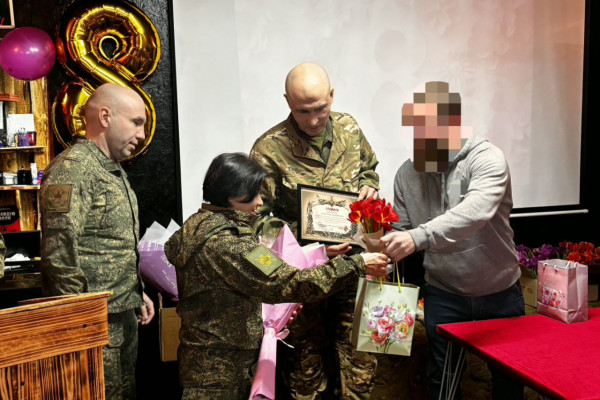 Помощники депутата Госдумы Артёма Турова поздравили с 8 Марта девушек, несущих службу в зоне проведения СВО