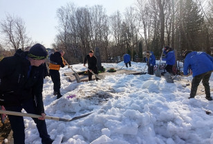 Депутаты Смоленского городского совета вышли на уборку воинского кладбища