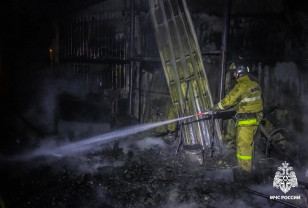 В Смоленском районе горел цех по производству топливных брикетов