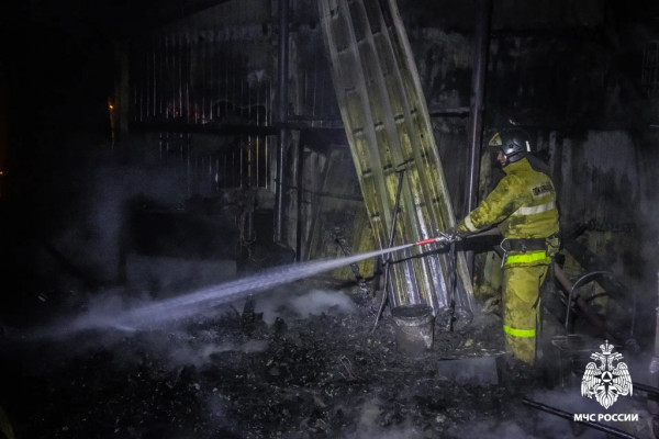 В Смоленском районе горел цех по производству топливных брикетов