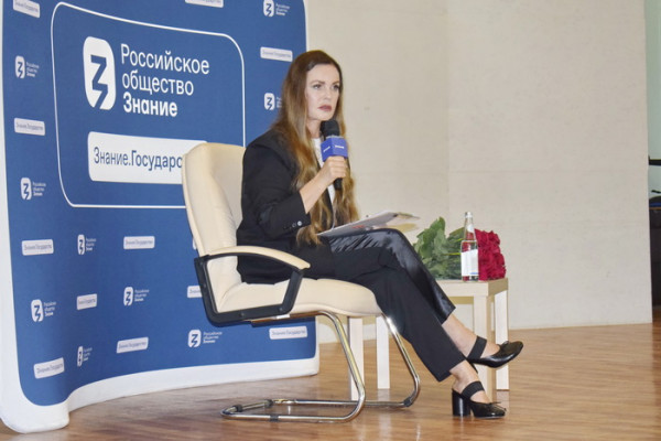 Смоленские таможенники встретились с известной телеведущей Екатериной Андреевой