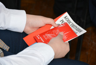 В Смоленске в рамках акции «Мы – граждане России» школьникам вручили первые паспорта