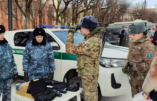 Смоленские таможенники приняли участие в показе военной техники и вооружения 