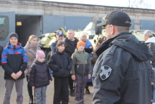 В Смоленске для детей росгвардейцев провели День открытых дверей