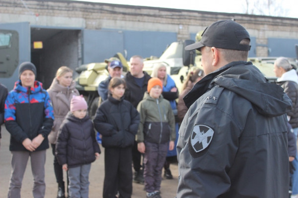 В Смоленске для детей росгвардейцев провели День открытых дверей
