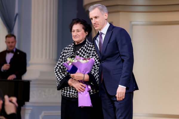 Василий Анохин наградил лучших работников культуры Смоленской области 