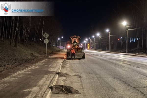 В Смоленске дорожные службы продолжают работы по уборке