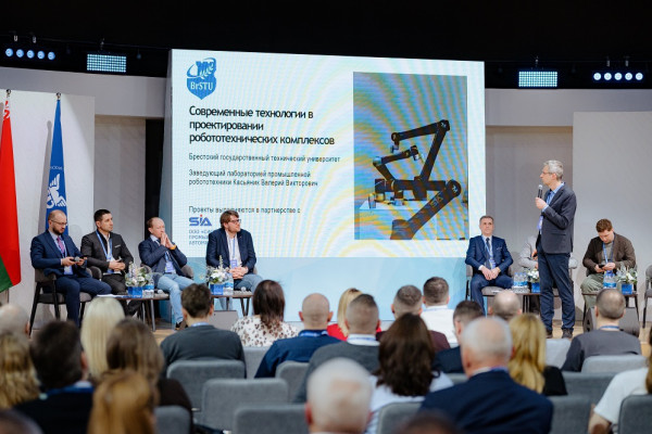 Президент ТПП Смоленской области Владимир Архипенков принял участие в международном форуме по искусственному интеллекту в Витебске