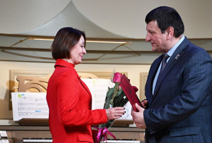 Единороссы поздравили смоленских работников культуры с профессиональным праздником