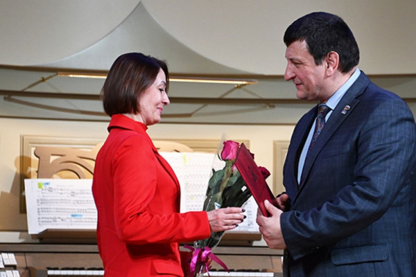 Единороссы поздравили смоленских работников культуры с профессиональным праздником