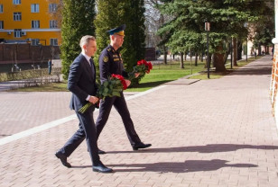 Губернатор и глава ФССП почтили память героев у Вечного огня Смоленска 