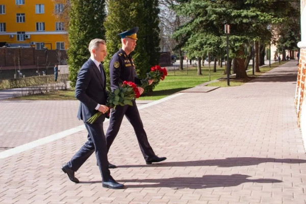 Губернатор и глава ФССП почтили память героев у Вечного огня Смоленска 