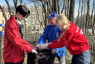 Активисты «Единой России» провели субботник на кладбище «Клинок» в Смоленске 
