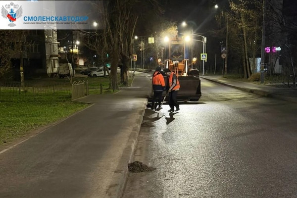 В Смоленске продолжается весенняя уборка улиц