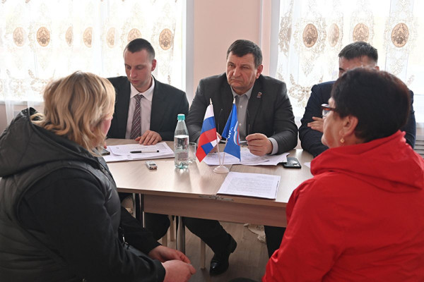 Игорь Ляхов провёл личный приём граждан в Угранском округе