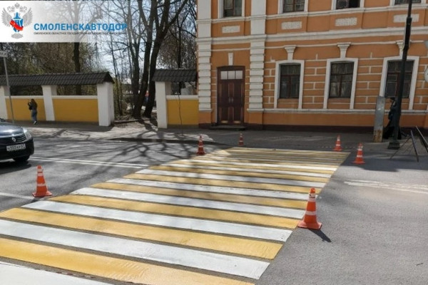 В Смоленске приступили к обновлению разметки на пешеходных переходах