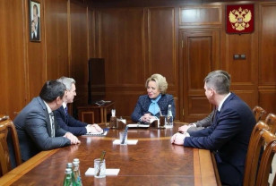 Губернатор Смоленской области Василий Анохин поздравил Валентину Матвиенко с днём рождения