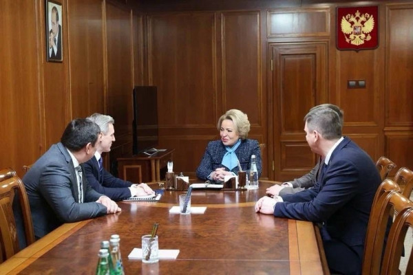 Губернатор Смоленской области Василий Анохин поздравил Валентину Матвиенко с днём рождения