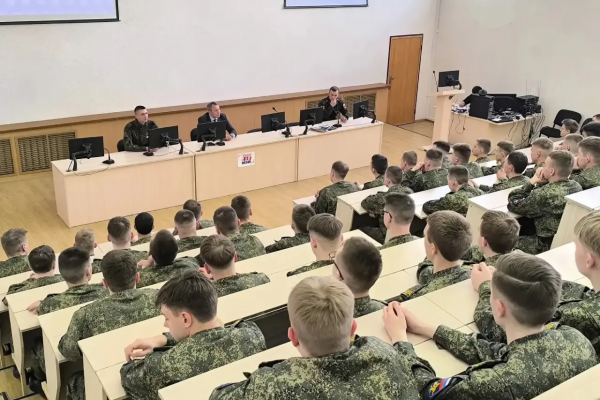 Смоленским студентам рассказали о службе по контракту в войсках БПЛА