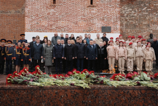 Губернатор Василий Анохин и Министр просвещения Сергей Кравцов почтили память героев у Вечного огня Смоленска