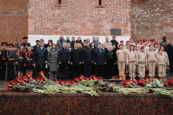 Губернатор Василий Анохин и Министр просвещения Сергей Кравцов почтили память героев у Вечного огня Смоленска