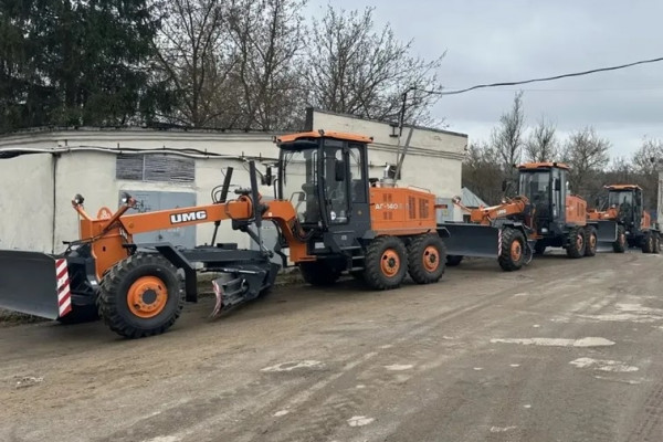 В Смоленской области парк дорожной техники пополнился новыми тягачами и автогрейдерами