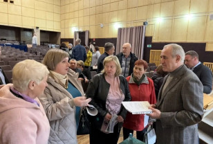 Сергей Неверов обсудил с жителями посёлка Шумячи вопросы ЖКХ и тарифов