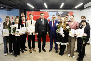 Анатолий Овсянкин поздравил лауреатов премии имени Ю.А. Гагарина в Смоленске