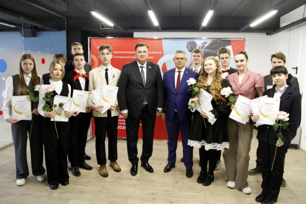 Анатолий Овсянкин поздравил лауреатов премии имени Ю. А. Гагарина в Смоленске