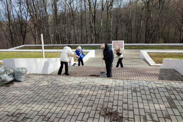 Депутаты Смоленского горсовета продолжают работу по уборке воинских захоронений