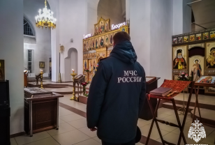 Сотрудники МЧС обеспечили безопасность на пасхальных богослужениях в Смоленской области