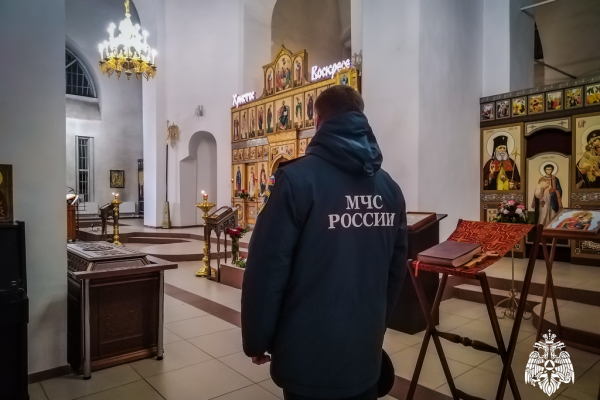 Сотрудники МЧС обеспечили безопасность на пасхальных богослужениях в Смоленской области