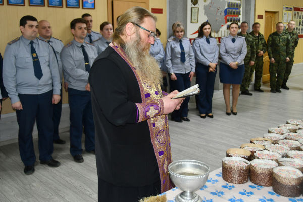 Игумен Хрисанф поздравил сотрудников смоленского УФСИН с Пасхой