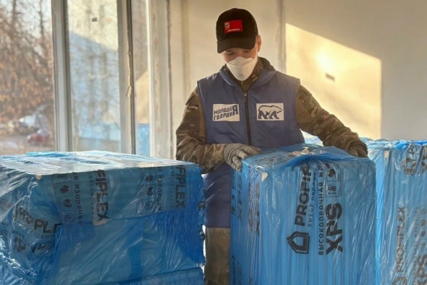 Депутаты и предприниматели помогли погорельцам из Смоленска с ремонтом квартиры