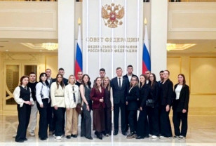 Сенатор Артём Малащенков провёл для смоленских студентов экскурсию в Совете Федерации 