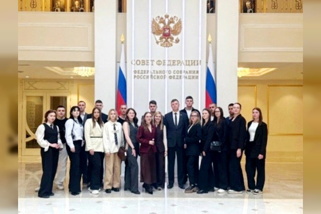 Сенатор Артём Малащенков провёл для смоленских студентов экскурсию в Совете Федерации 